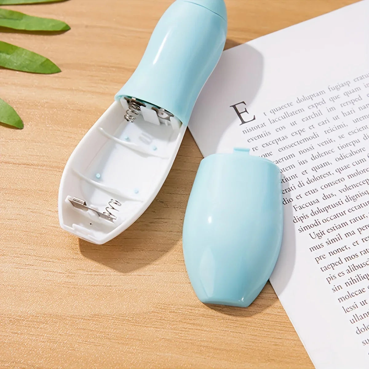 Baby nail sharpener, electric anti-scratch nail clipper polishing tool set, put 2 AA batteries (excluding batteries) before use