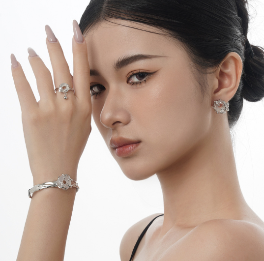 Elegant Peace Buckle Ring